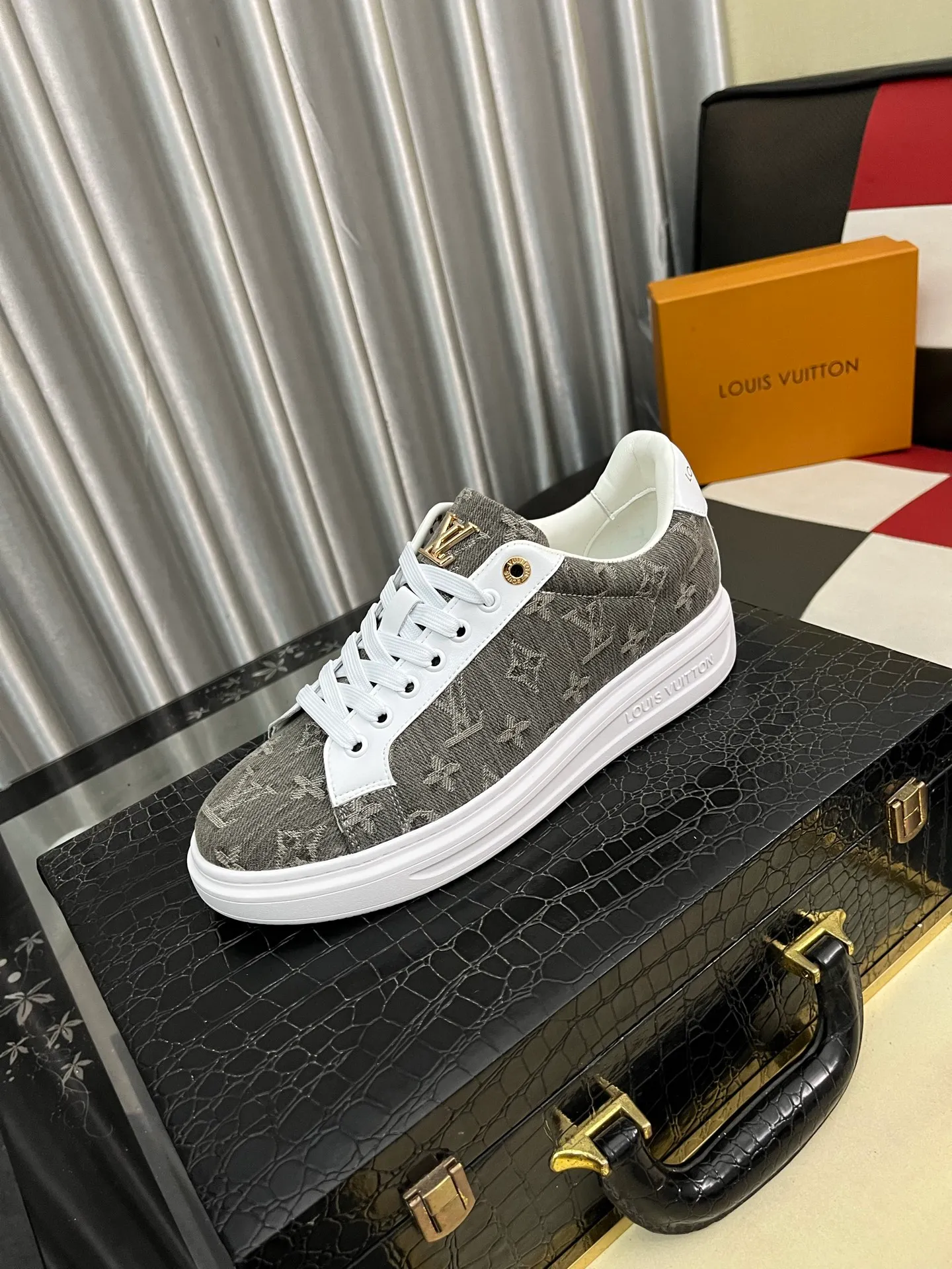 Men's shoes 💰400⌚️⌚️LV Louis Vuitton. The latest trendy casual shoes are popular in physical stores in sizes 38-44. New spring and summer comfortable imported custom original cowhide, unique jacquard fabric element design. Paired with sheepskin lining, Lv original bottom, [taiyang][taiyang] high-end packaging and high quality💪Details determine the quality, you can enter and leave the counter at will, welcome to compare🇮🇹